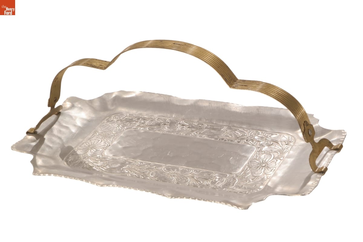 Everlast "Intaglio Daisy" Tray, 1940-1946